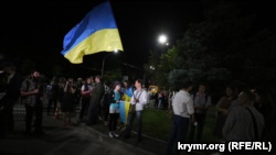 Посольство России в Киеве подсветили языками пламени и Сенцовым (+ фото)