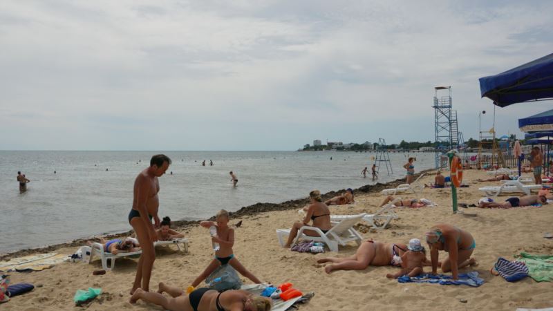 Мэр Евпатории пригрозил расторгнуть договоры с неготовыми к лету пляжами