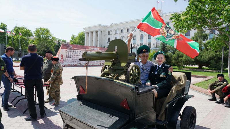 На праздновании Дня российского пограничника в Симферополе угощали кашей и показывали военную технику