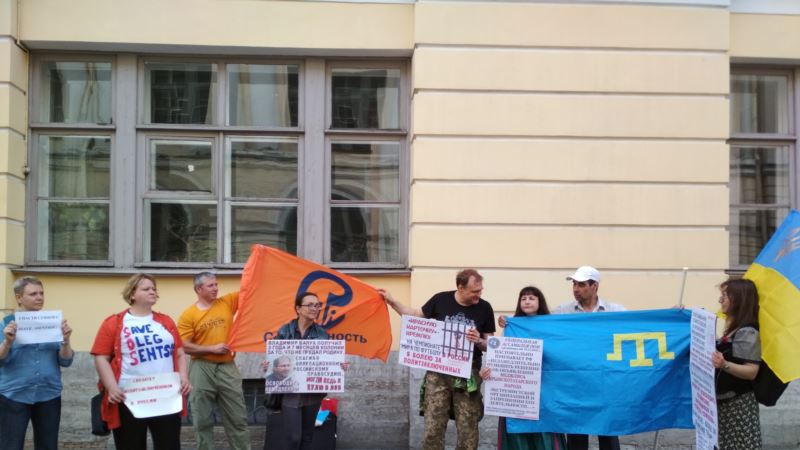 В России активистку арестовали за пикет в поддержку Сенцова