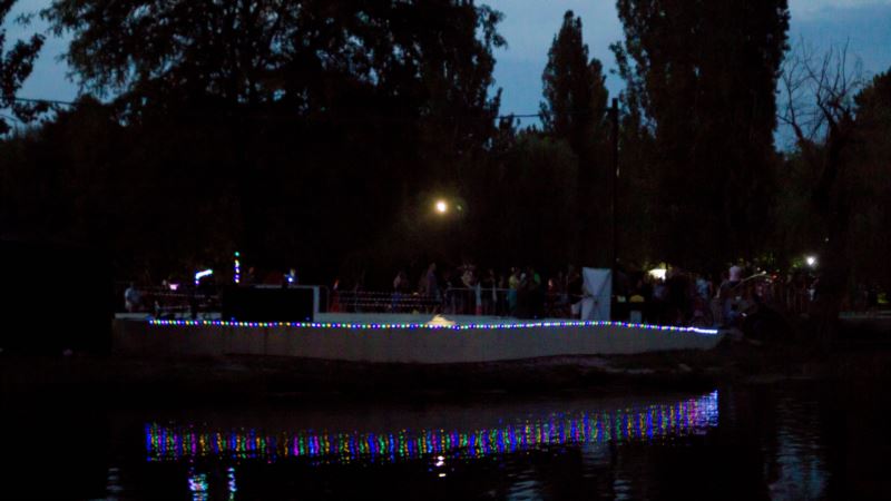Озеро в огнях: в Симферополе прошел фестиваль водных фонариков (фоторепортаж)