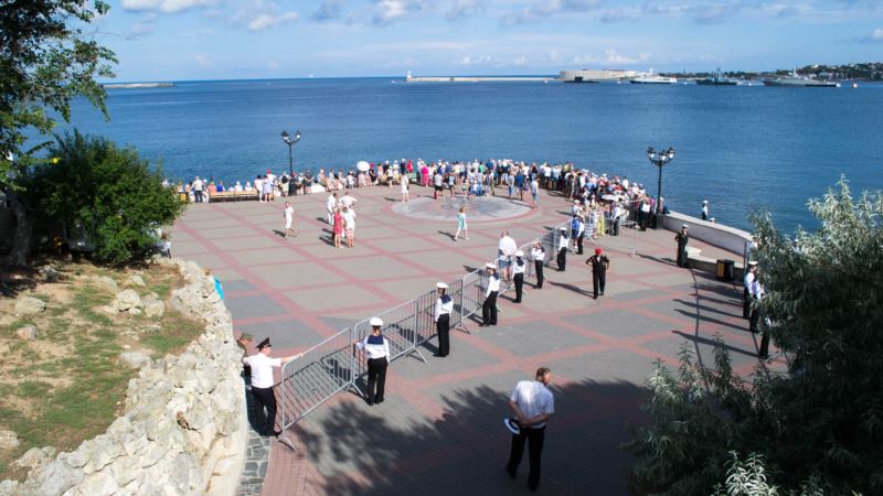 Казаки и «самооборона» в Севастополе. В Крыму репетируют парад ко Дню ВМФ России (фоторепортаж)