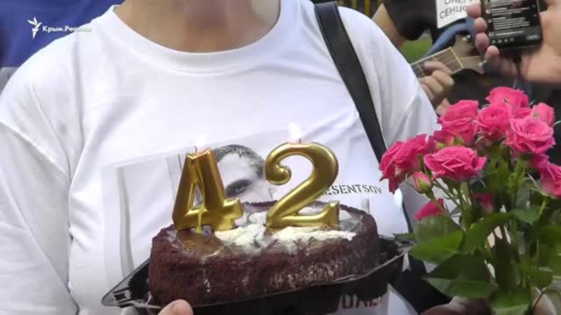 Шарики, торт, полицейский патруль: как в Москве поздравляли Сенцова (видео)