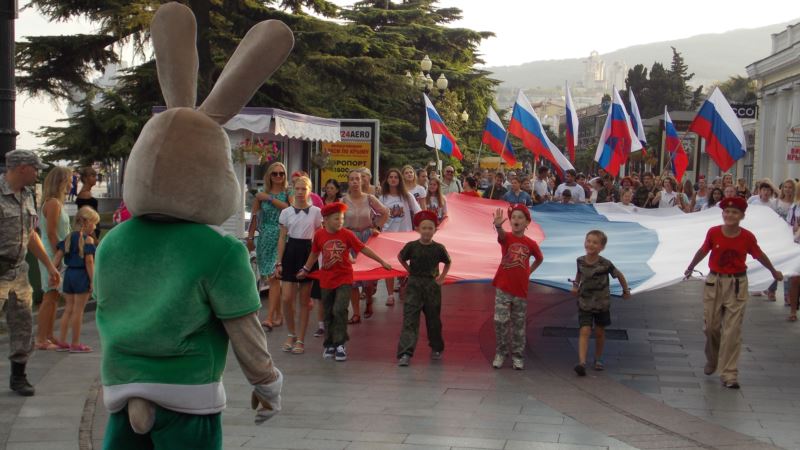 День флага России в Ялте: дети, 20-метровый флаг и кокошники (+фото)