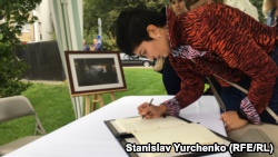 Крымские татары почтили память Джона Маккейна у посольства США в Киеве (+фото)