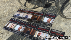В Праге активисты проводят акцию-напоминание о Сенцове, Сущенко и Балухе (+фото)