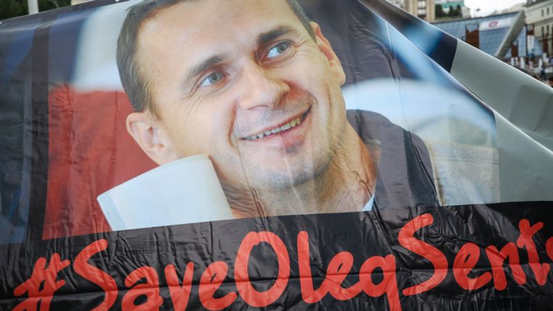 В Киеве открыли экспозицию с работами в поддержку Сенцова