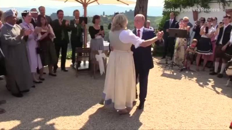 Цветы и казачья труппа: Путин на свадьбе главы МИД Австрии (видео)