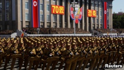 КНДР не показала ядерные ракеты на праздничном параде (+фото)