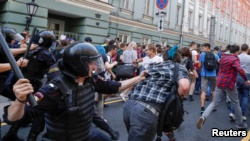 На митингах против пенсионной реформы в России задержали более 800 человек – СМИ