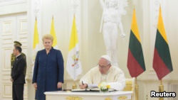 Папа Римский впервые за четверть столетия приехал с визитом в страны Балтии (+фото)