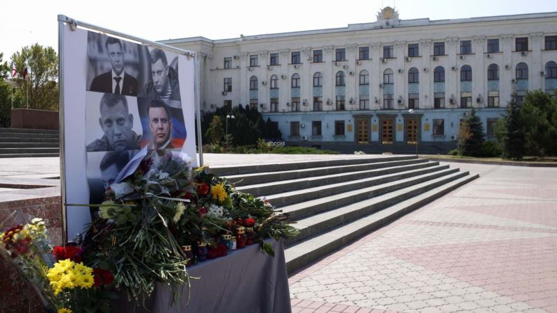 В Симферополе нет ажиотажа у стенда с портретом главы группировки «ДНР» Захарченко (+фото)