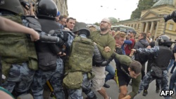 Россия: на акциях протеста против пенсионной реформы задержали более 290 человек