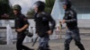 Россия: в Пскове приковавшего себя к столбу активиста арестовали на трое суток