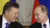 Виктор Янукович (слева) и Владимир Путин, декабрь 2013 года