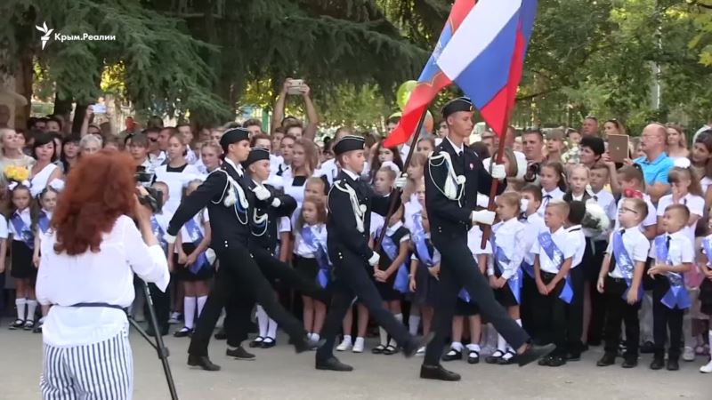 Триколоры и военные. Первый звонок в школе Севастополя (видео)