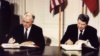 Президент США Рональд Рейган и советский лидер Михаил Горбачев во время подписания Договора о РСМД, 8 декабря 1987 года