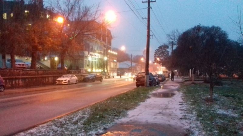 В Симферополе выпал снег (+фото)