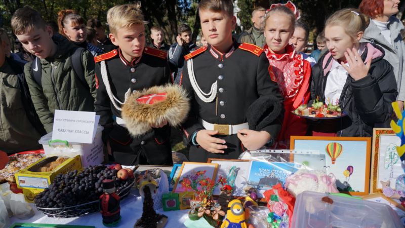 Под охраной «самообороны» и Росгвардии: в Симферополе отмечают «День народного единства»