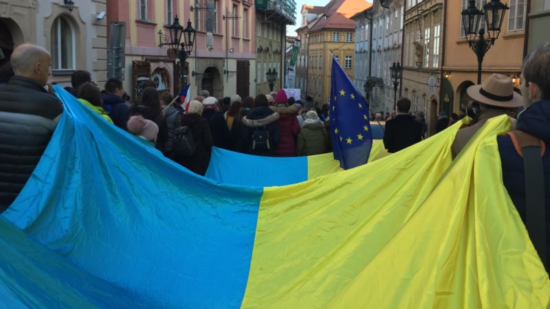 В Праге ко дню Бархатной революции устроили шествие с флагом Украины (+фото, видео)