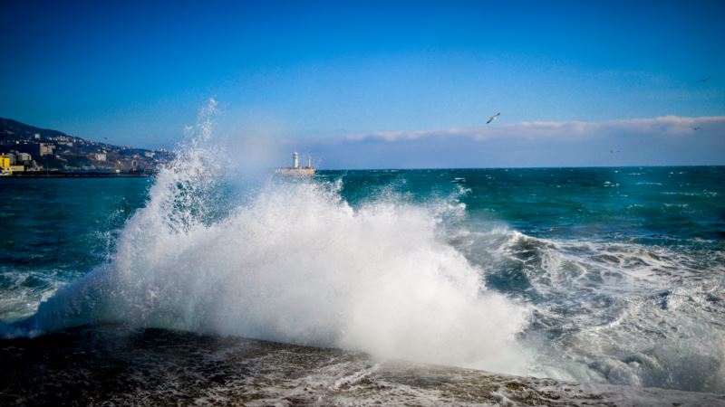 На Крым надвигается шторм с пятиметровыми волнами – МЧС