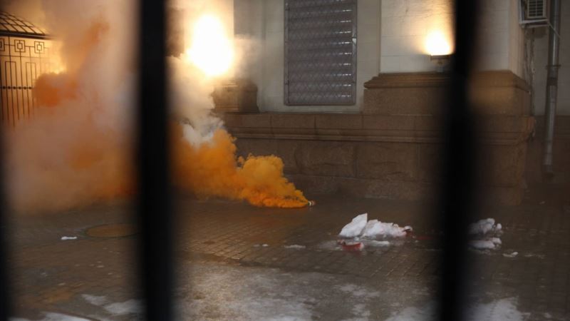 Активисты пытаются поджечь шины у посольства России в Киеве (+фото)