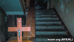 Римо-католики Севастополя провели богослужение в ветхом здании возвращенного костела (+фото)