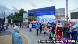 На набережной Алушты «зажгли» новогоднюю елку и танцевали под песни Верки Сердючки (+фото, видео)