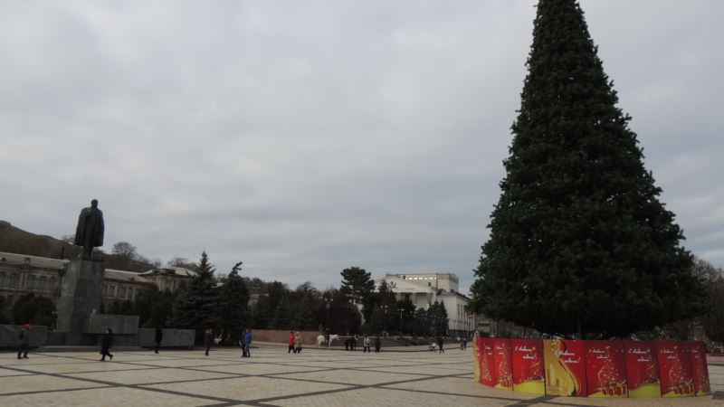 На центральной площади Керчи установили новогоднюю елку (+фото)