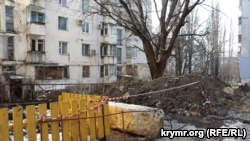 Симферополь: коммунальщики два месяца не могут засыпать яму на детской площадке (+фото)