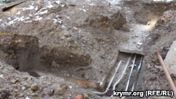 Симферополь: коммунальщики два месяца не могут засыпать яму на детской площадке (+фото)