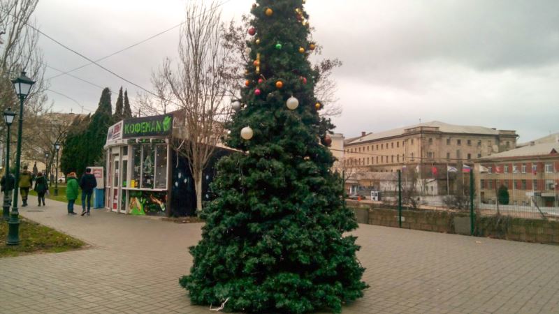 В Севастополе с нижней части новогодней елки украли игрушки (+фото)