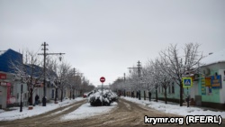 Снегопад частично парализовал движение в Керчи (+фото)