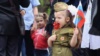 Дети с военной атрибутикой на параде в Севастополе, 9 мая 2018 года