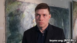 В Днепре представили выставку картин о Крыме с колючей проволокой (+фото)