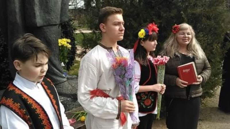 В Ялте читали стихи и играли украинские песни возле памятника Тарасу Шевченко (+фото)