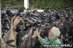 Массовые протесты в Сербии: полиция выгнала демонстрантов из здания гостелевидения