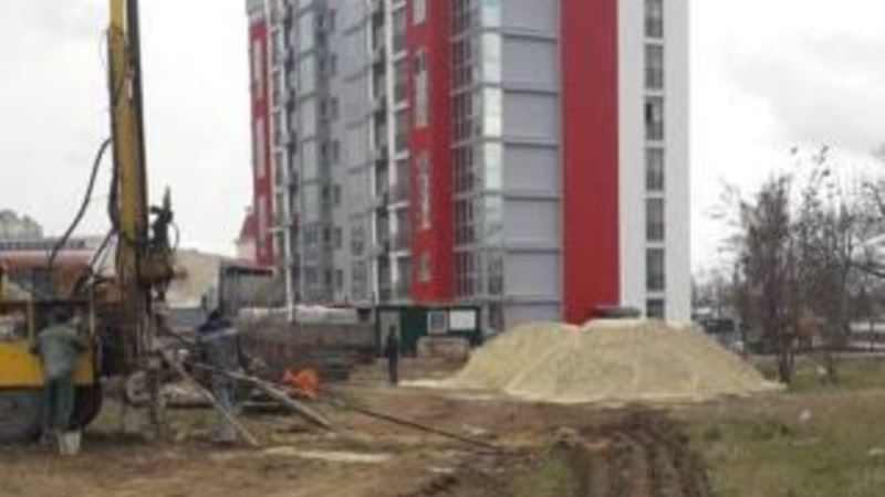 В Симферополе на земле УПЦ КП начали строить дома для ФСБ России – активист (+фото)