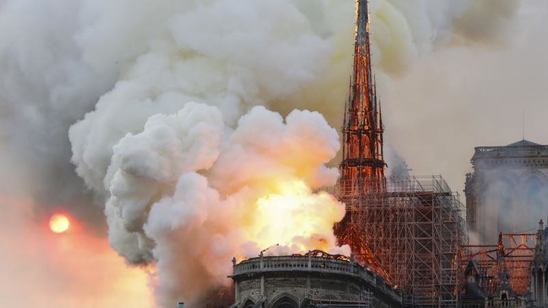 В Париже масштабный пожар в Соборе Парижской Богоматери (+фото, видео)