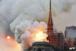 Париж: пожарные пытаются предотвратить обрушение северной башни собора (+фото, видео)