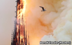 Париж: пожарные пытаются предотвратить обрушение северной башни собора (+фото, видео)