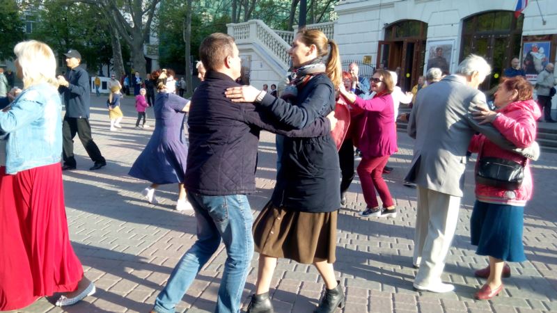 «Для тебя, Рио-Рита». В Севастополе устроили танцы под военные песни (+фото, видео)