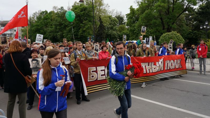 Военная техника, дети, «Бессмертный полк». В Симферополе отмечают «День победы» (+фото)