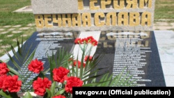 В Орловке восстановили разбитый памятник крымским татарам, погибшим во Второй мировой войне (+фото)