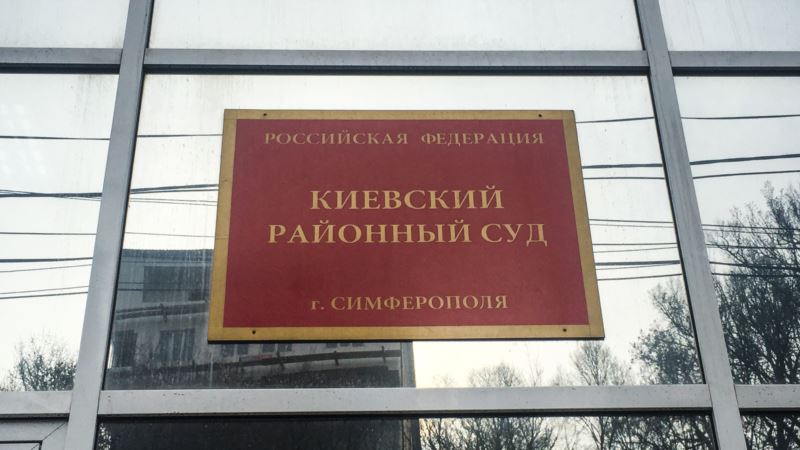 Симферополь: к суду над крымскотатарскими активистками подогнали автозак с омоновцами