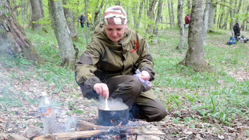 «Фронтовые 100 грамм» и полевая кухня: в Крыму провели «партизанскую маевку»