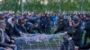 Сотрудники полиции и жители Екатеринбурга во время акции против строительства собора святой Екатерины 