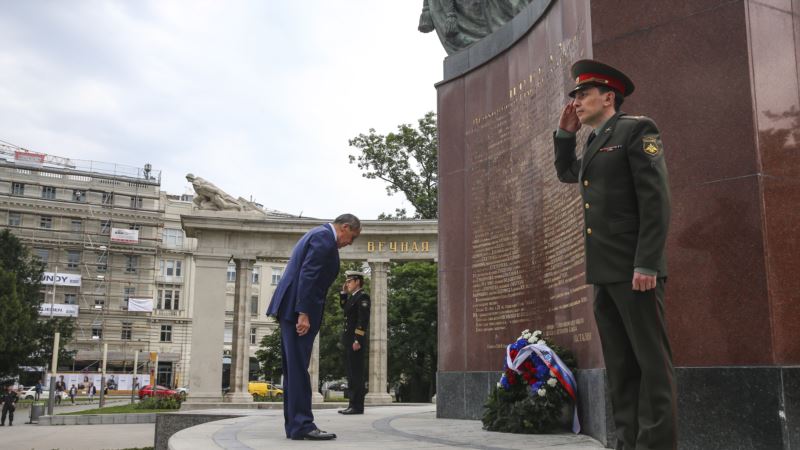 В Вене неизвестные облили краской памятник советским солдатам