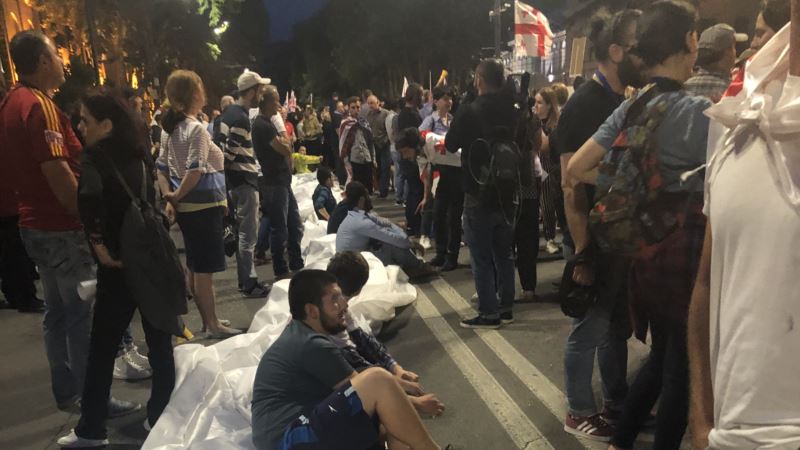 Участники уличных протестов в Грузии требуют отставки главы МВД