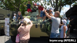 Севастополь: на выставке военной техники посетителям показали полицейский автозак (+фото)